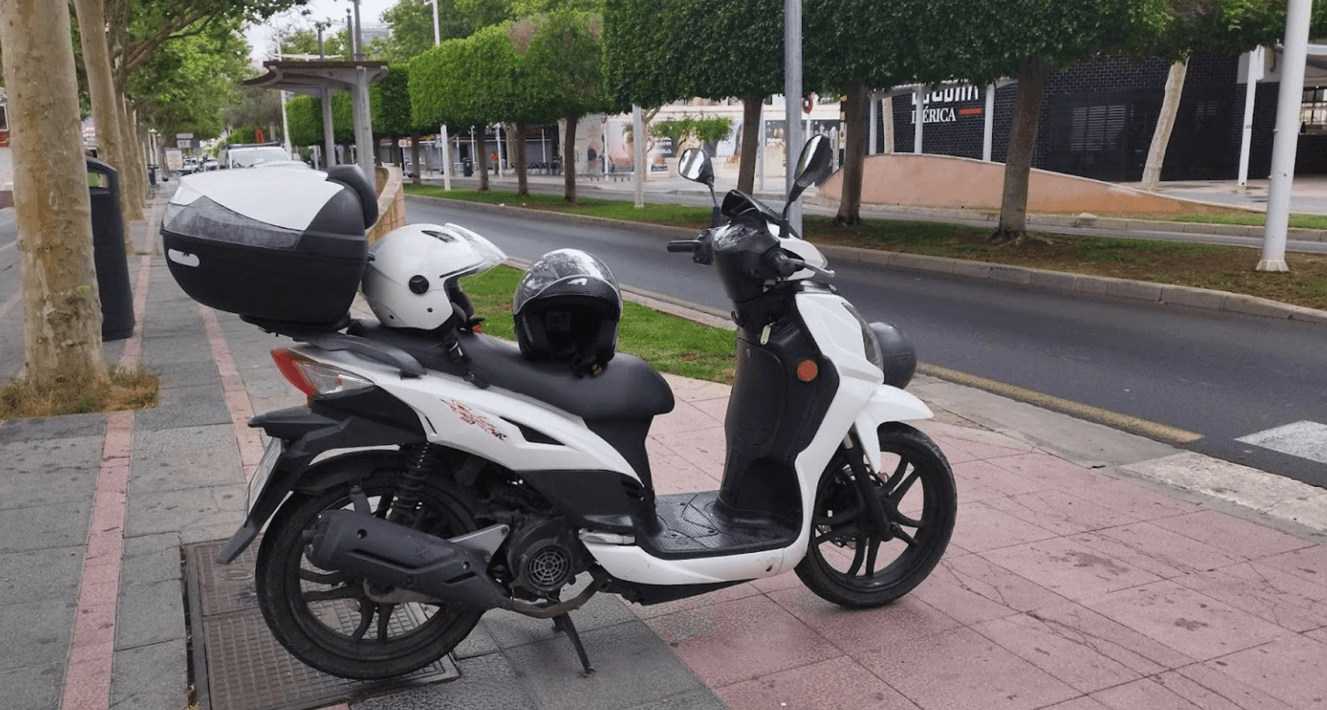Rent a scooter in Magaluf